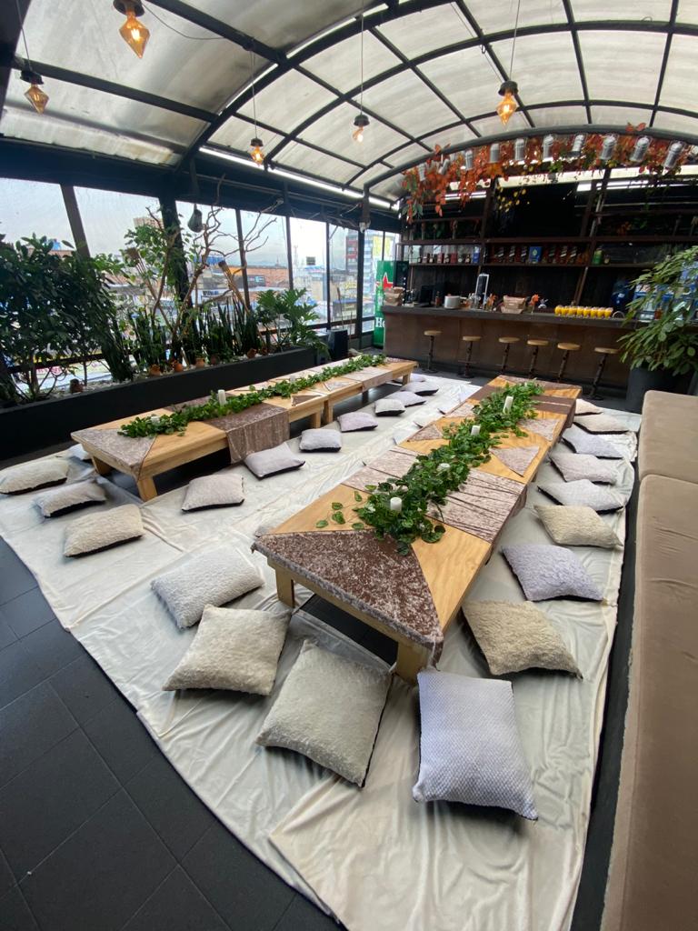 1 Mesa Rectangular color Blanco
2.20m x 1.04 por 90.000
10 cojines 50.000
6 Mantas 25.000
2 Camino de Mesa 20.000
Precio Combo
Alquiler $ 160.000