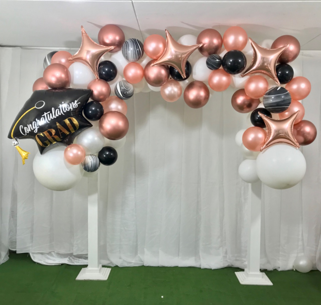 Arco de Madera Blanco
( Sin globos )
2.20m altur x1.50m de ancho
150.000 pesos