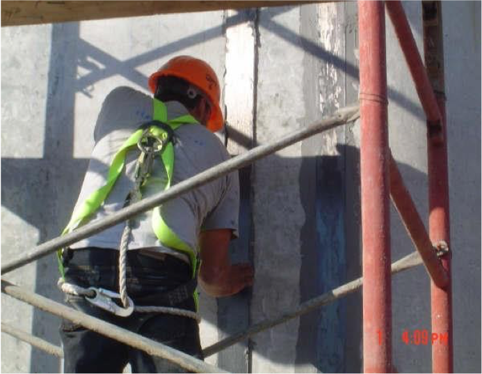 Refuerzo de columna con placas de fibra de carbono laminante y tela envolvente de fibra de carbono