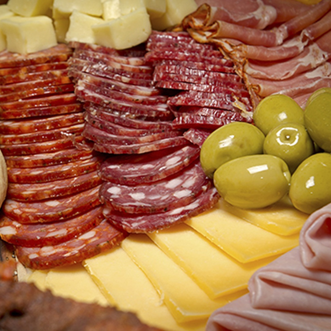 https://0201.nccdn.net/1_2/000/000/129/c0d/tabla-de-picadas-fiambres-quesos-especial-para-4-6-personas-D_NQ_NP_999174-MLA28344066073_102018-F-1080x1080.jpg