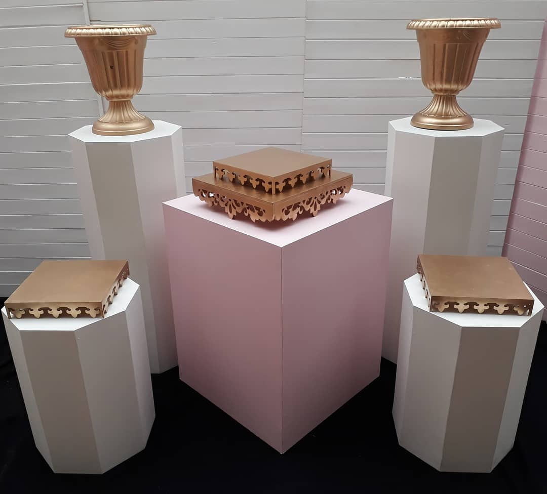 Combo de 4 mesas Mesas en Forma Octogonal
color blanco
Precio de Alquiler $200.000
Cubo Principal rosado
60x60cm
80CM Altura
$50.000