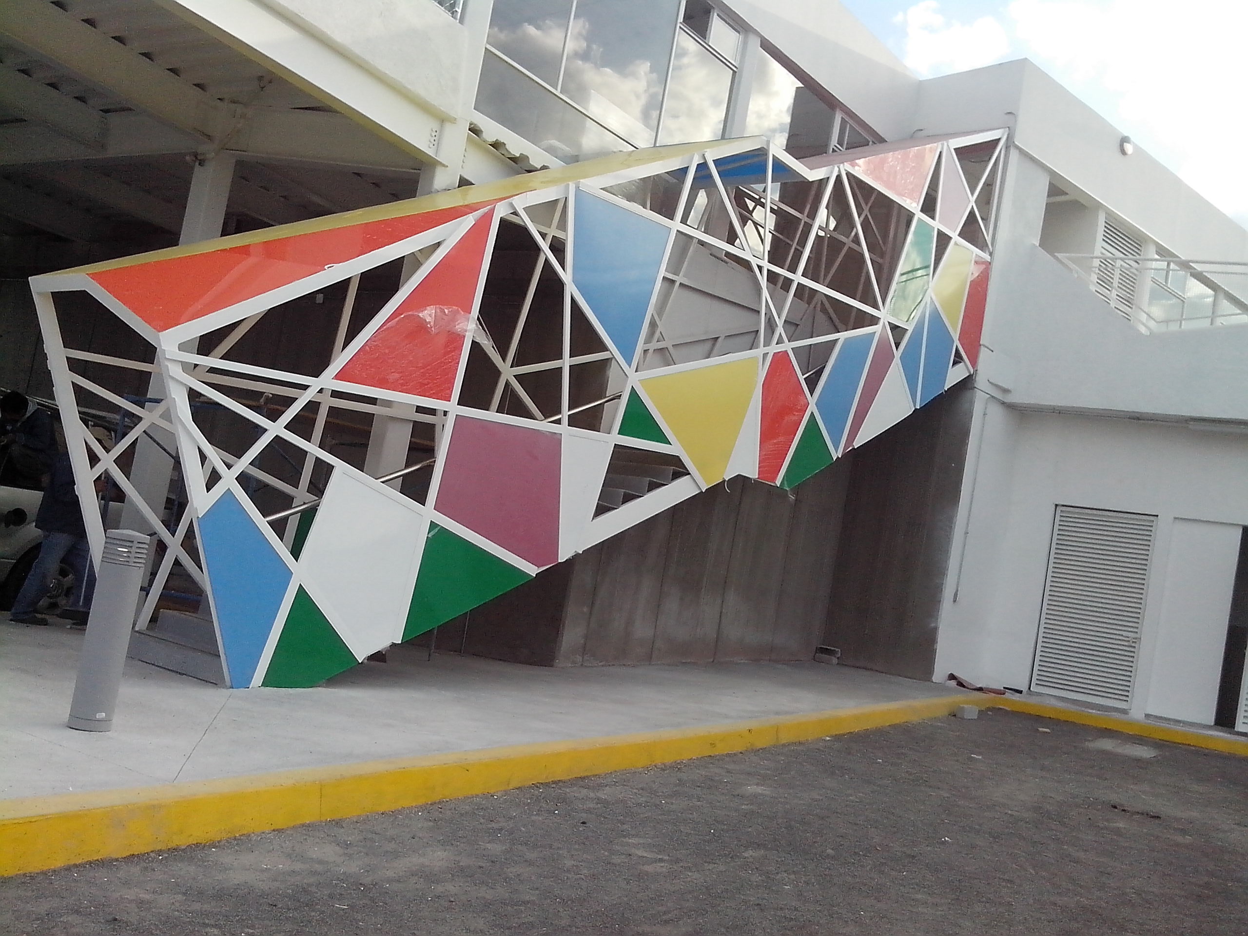 Escalera con acrílico en Guardería Altus.