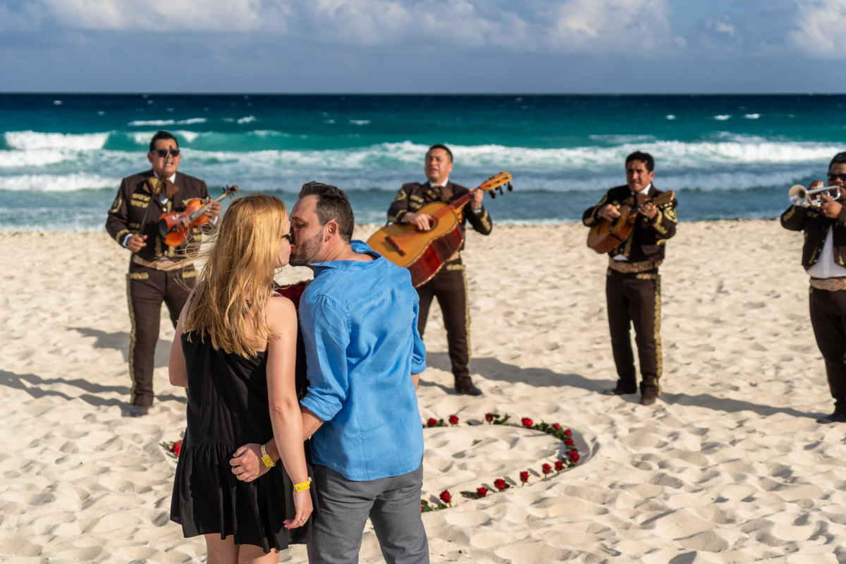 https://0201.nccdn.net/1_2/000/000/12a/0f4/mariachi-surprise-playa-delfines-cancun-couple-session-lux-artif.jpg