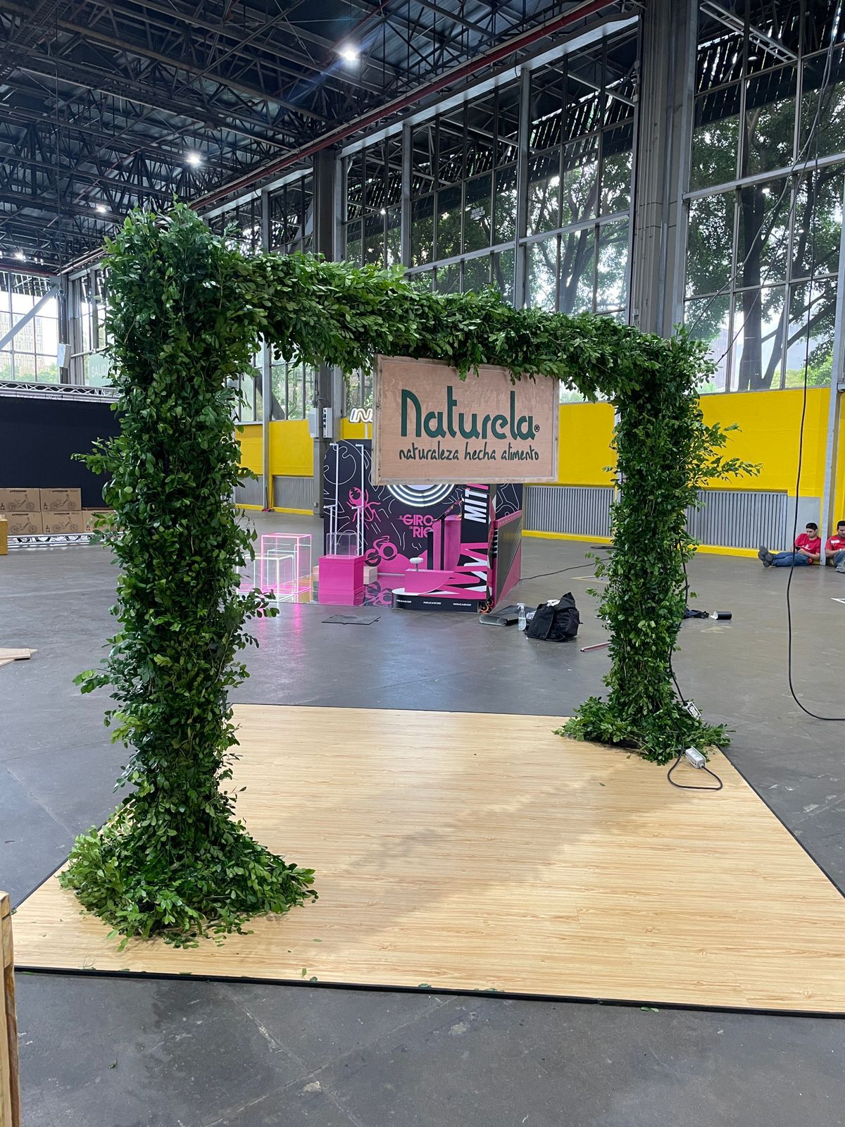 Arco de madera con follaje natural
2.20m altura x 3m de ancho
350.000