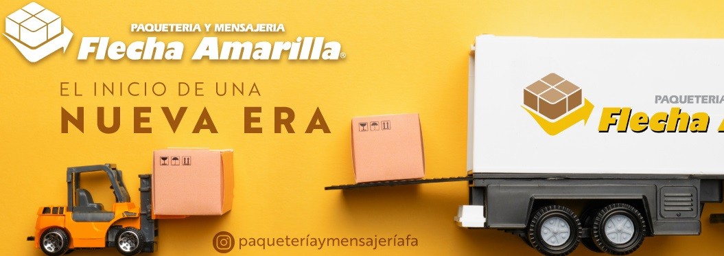 un campo de hierba con una cadena montañosa al fondo