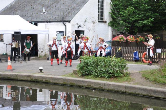 Merrydowners performing Upton