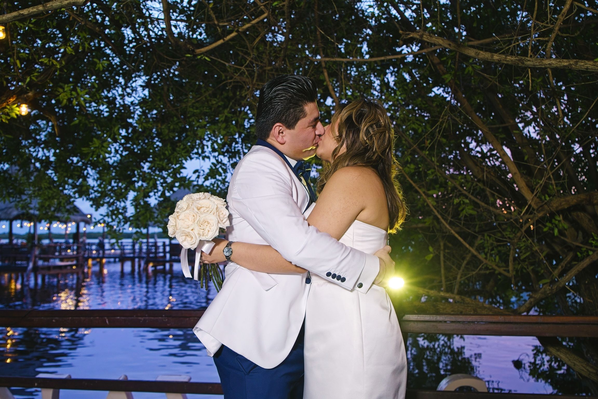 https://0201.nccdn.net/1_2/000/000/12a/fc9/luxartifices-wedding-navios-cancun-bride-and-groom-sunset031.jpg