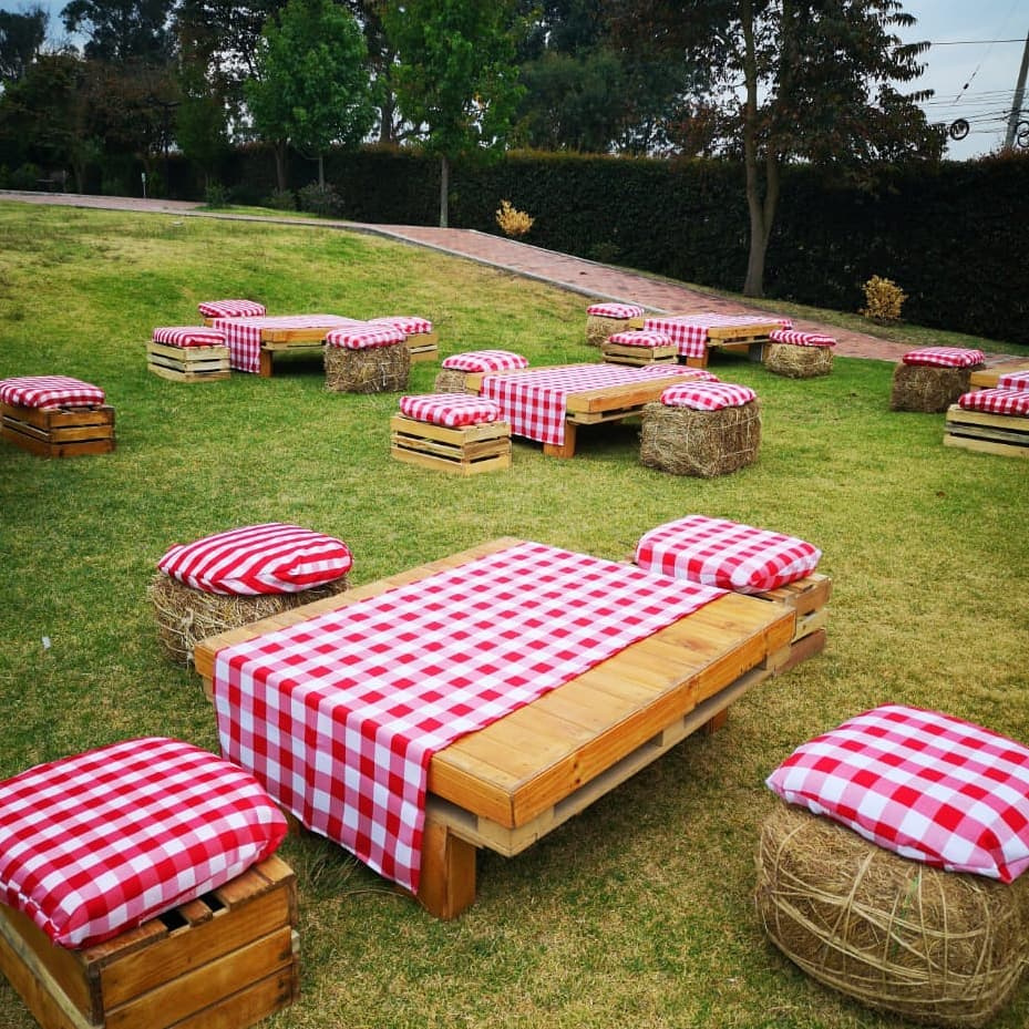 2 Puff de Heno + 1 Mesa Picnic baja(1m x 1.17cm)
+ 2 puff de guacal
Alquiler
Combo Alquiler
( Incluye Camino de Mesa y Cojines)