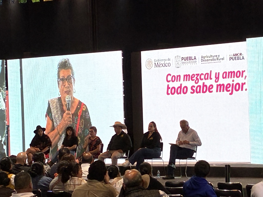 La Prof.ª Emma compartiendo su experiencia como maestra mezcalera