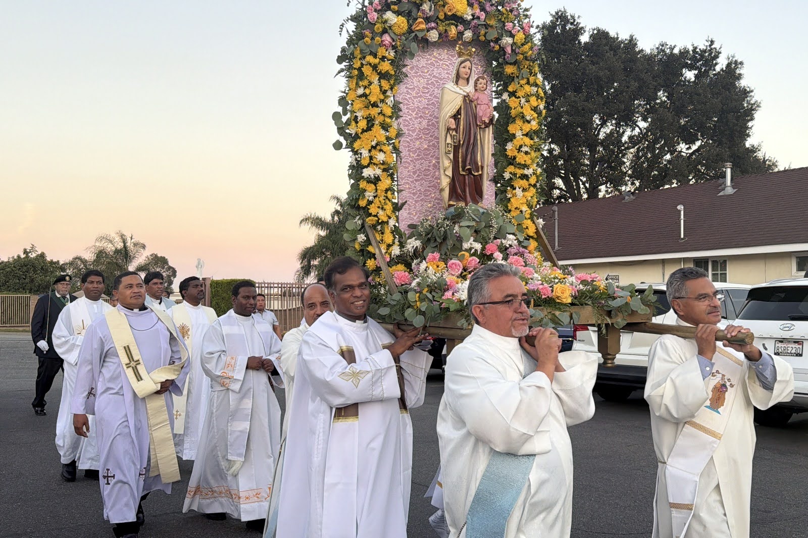 https://0201.nccdn.net/1_2/000/000/12b/657/deacons-carry.jpg