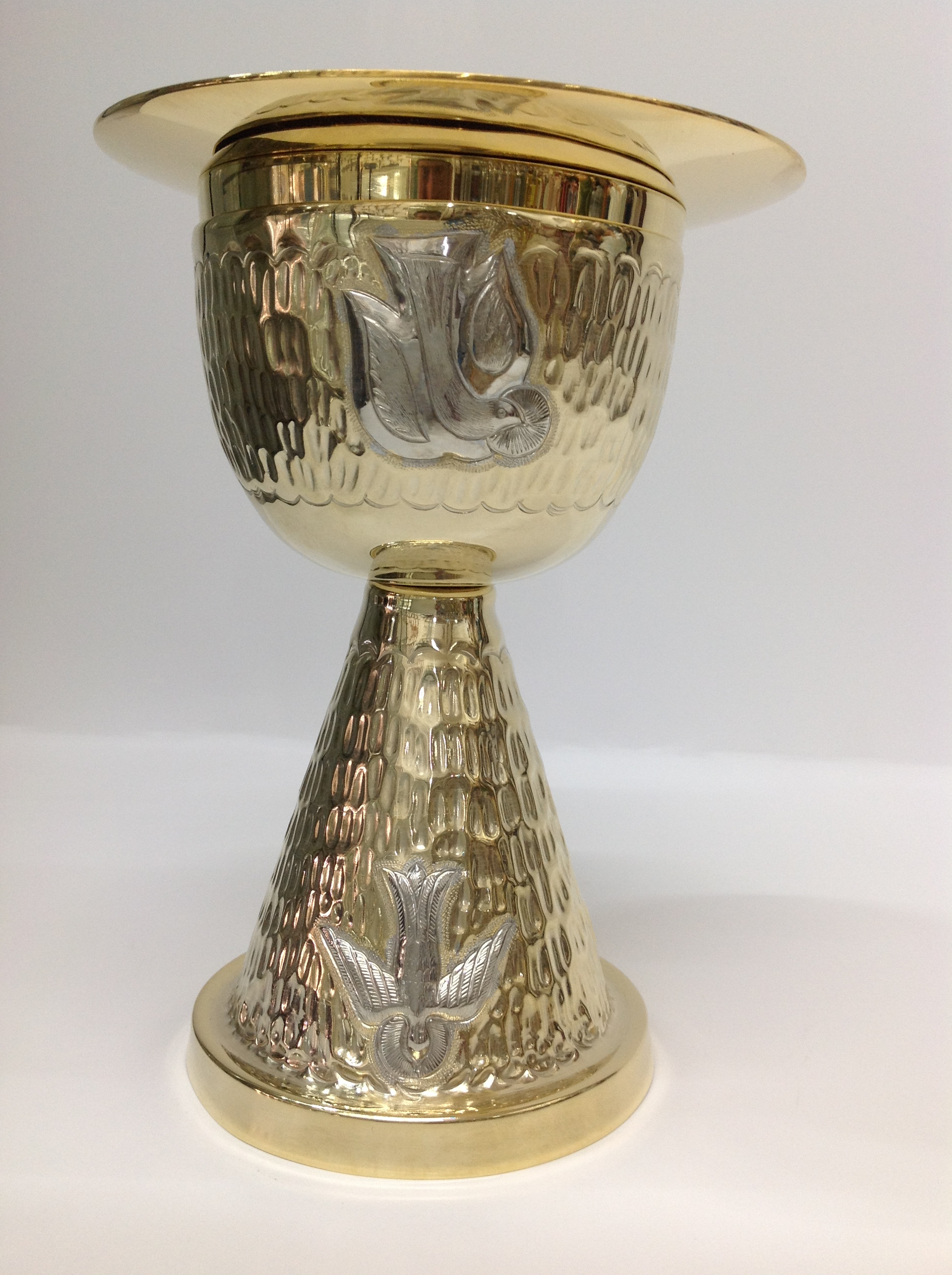 CALIZ EN CHAPA DE ORO EN DISEÑO CINCELADO CON ESPIRITUD SANTO

preguntar por existencias.