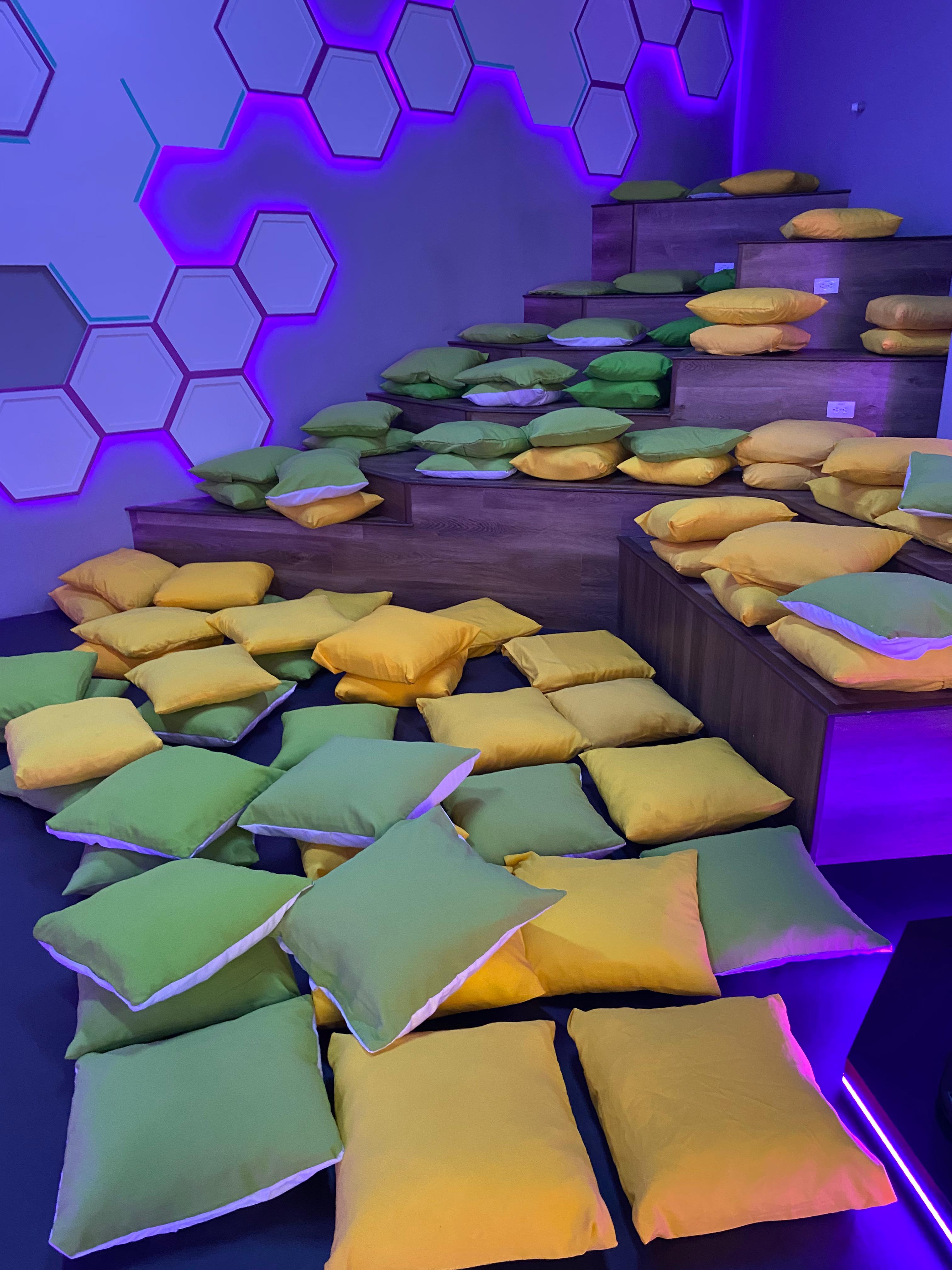 Cojines
Colores disponibles
Azul celeste,Azul rey,Azul menta,rosado pastel
blanco, rojo ,Amarillo,lila,beige,
verde menta,verde manzana,morado, negro
naranja
44cm x 44cm
Alquiler $ 5.000
Precio Unitario