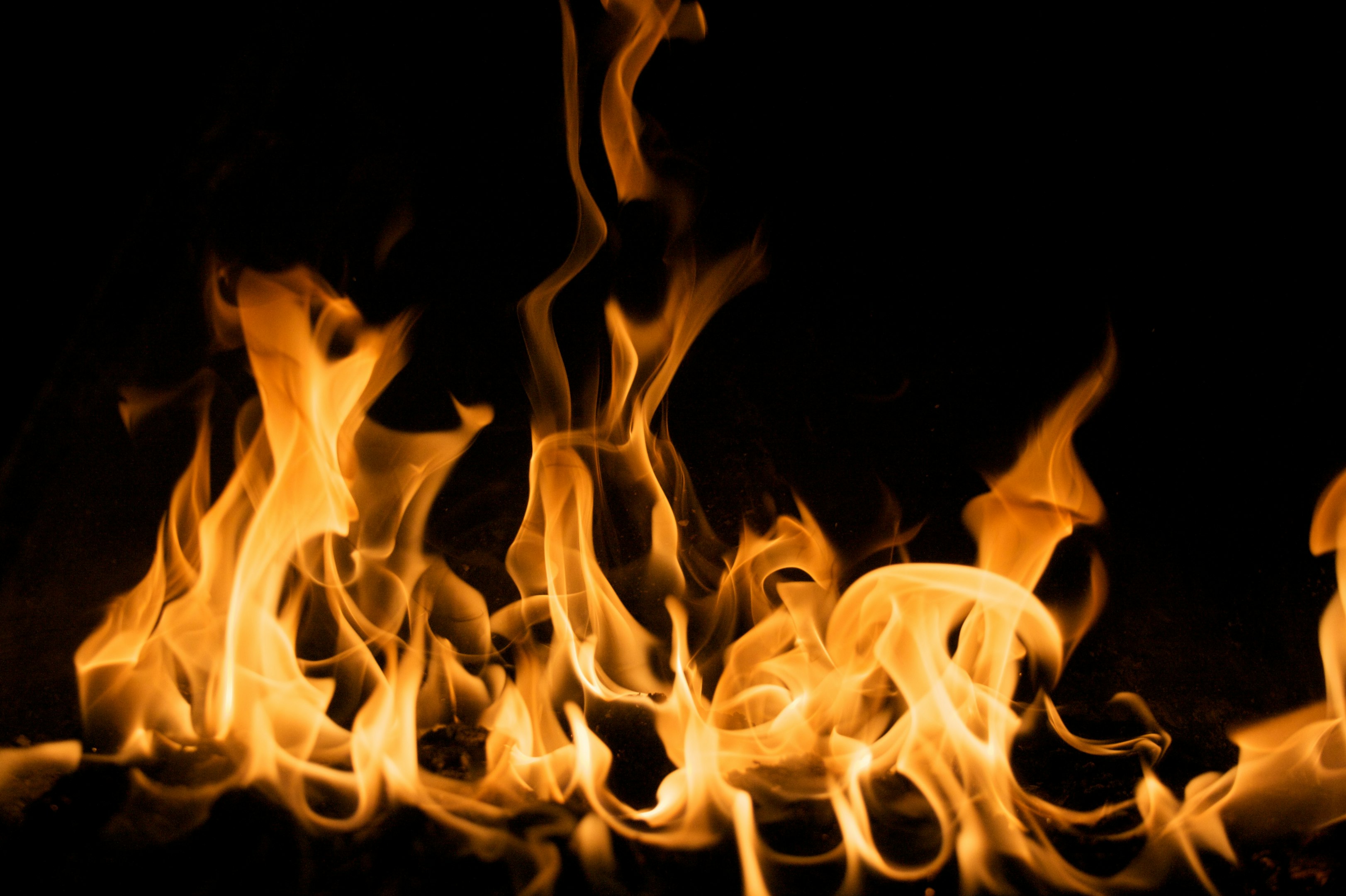 fondo de pantalla digital de fuego amarillo