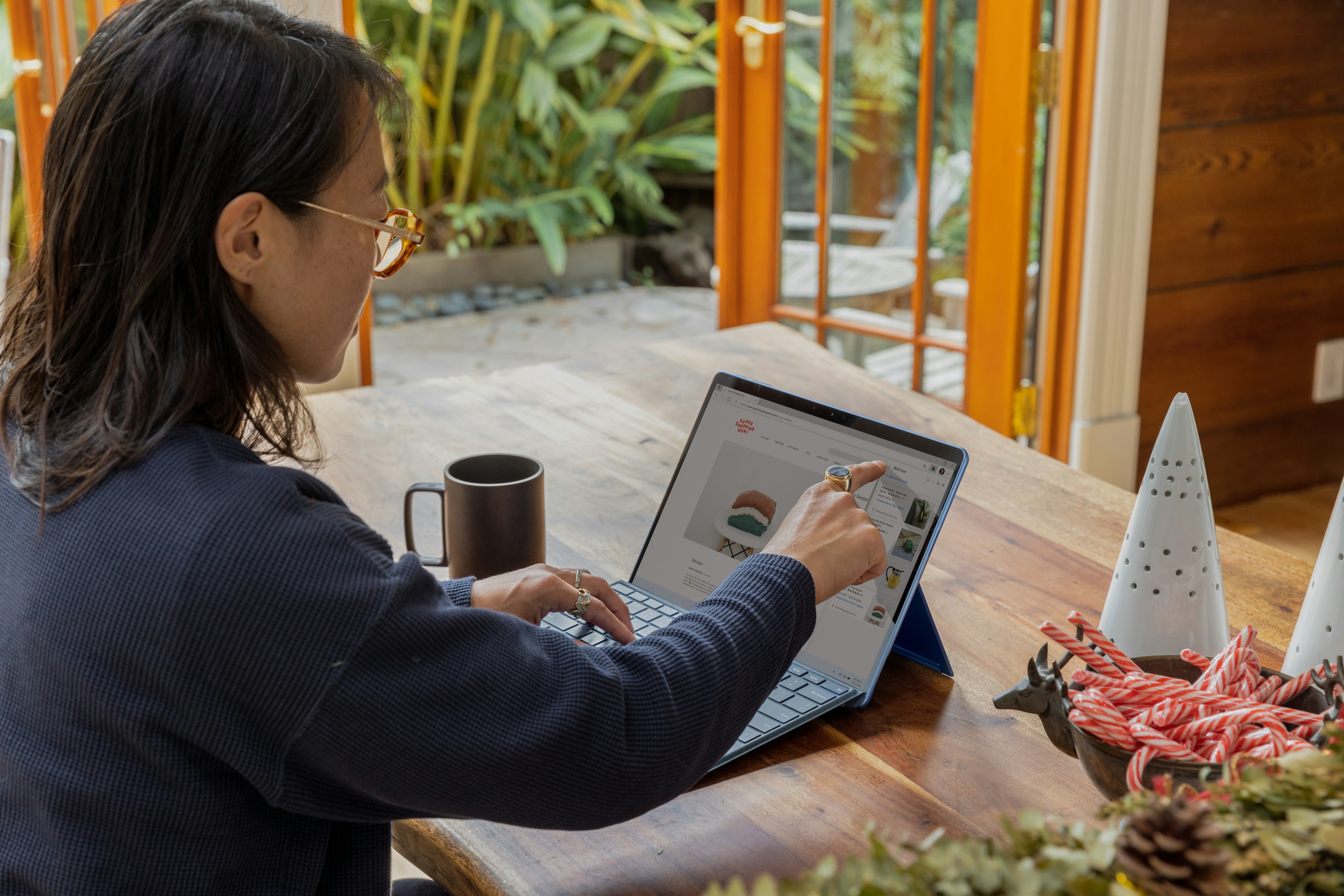 una mujer usando una laptop