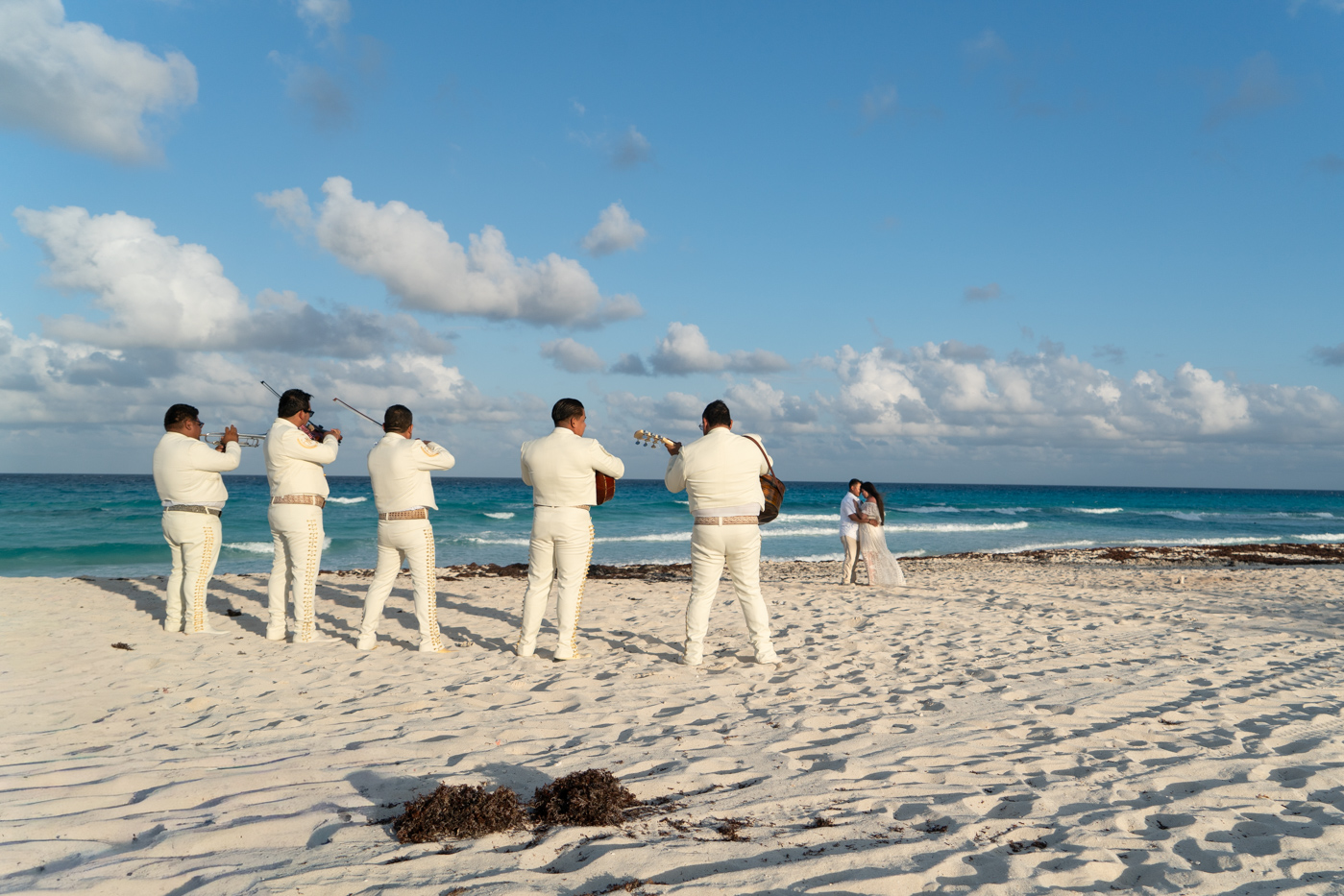 https://0201.nccdn.net/1_2/000/000/12d/464/romantic-mariachi-proposal-in-cancu%CC%81n076.jpg