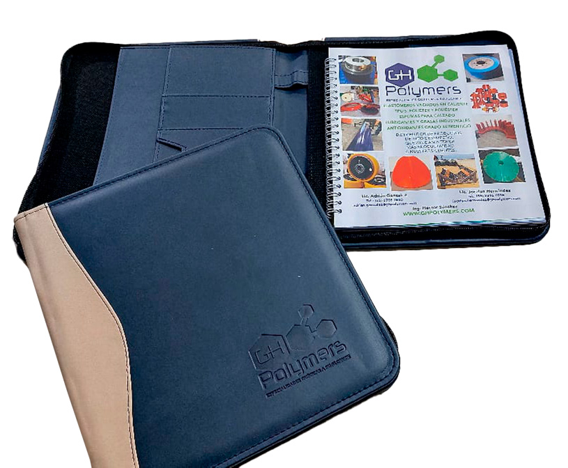 Carpeta de cuero azul abierta con páginas blancas visibles.
