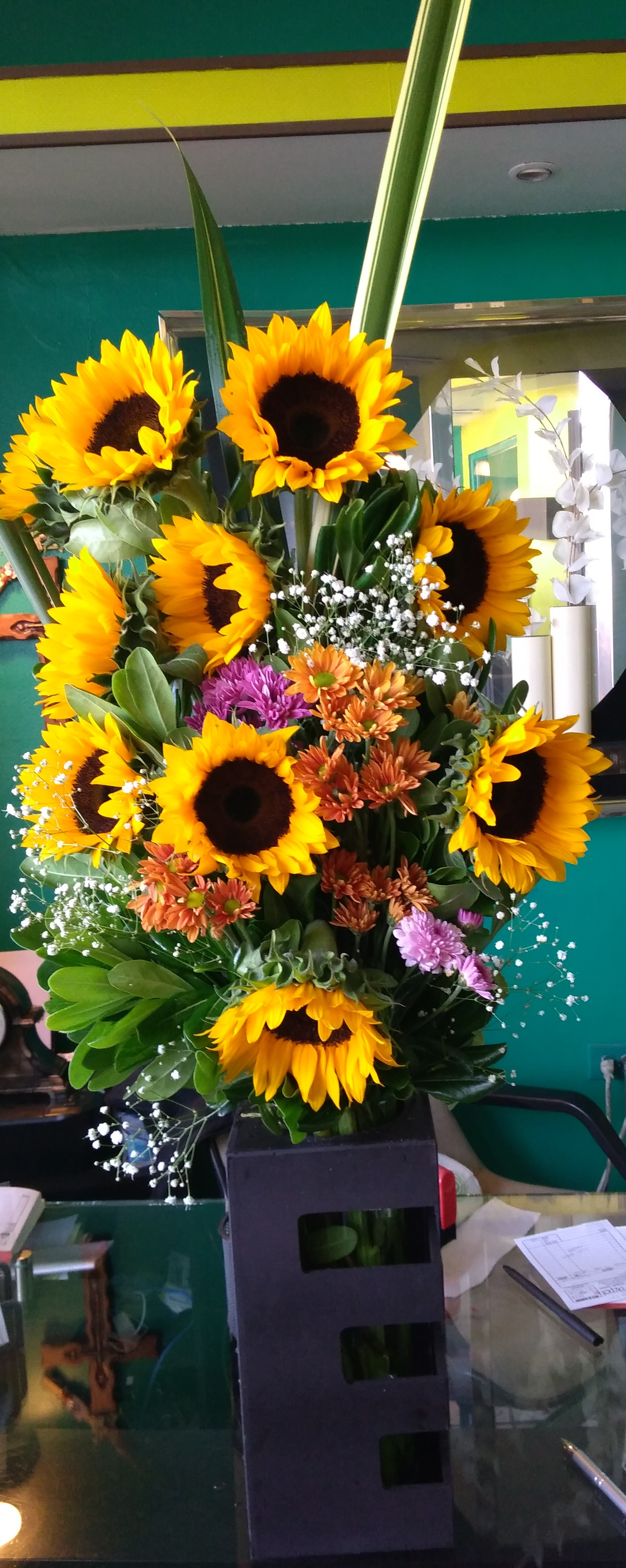 Arreglo de Girasol G8 con dos vases cilindro de vidrio y madera.
$900