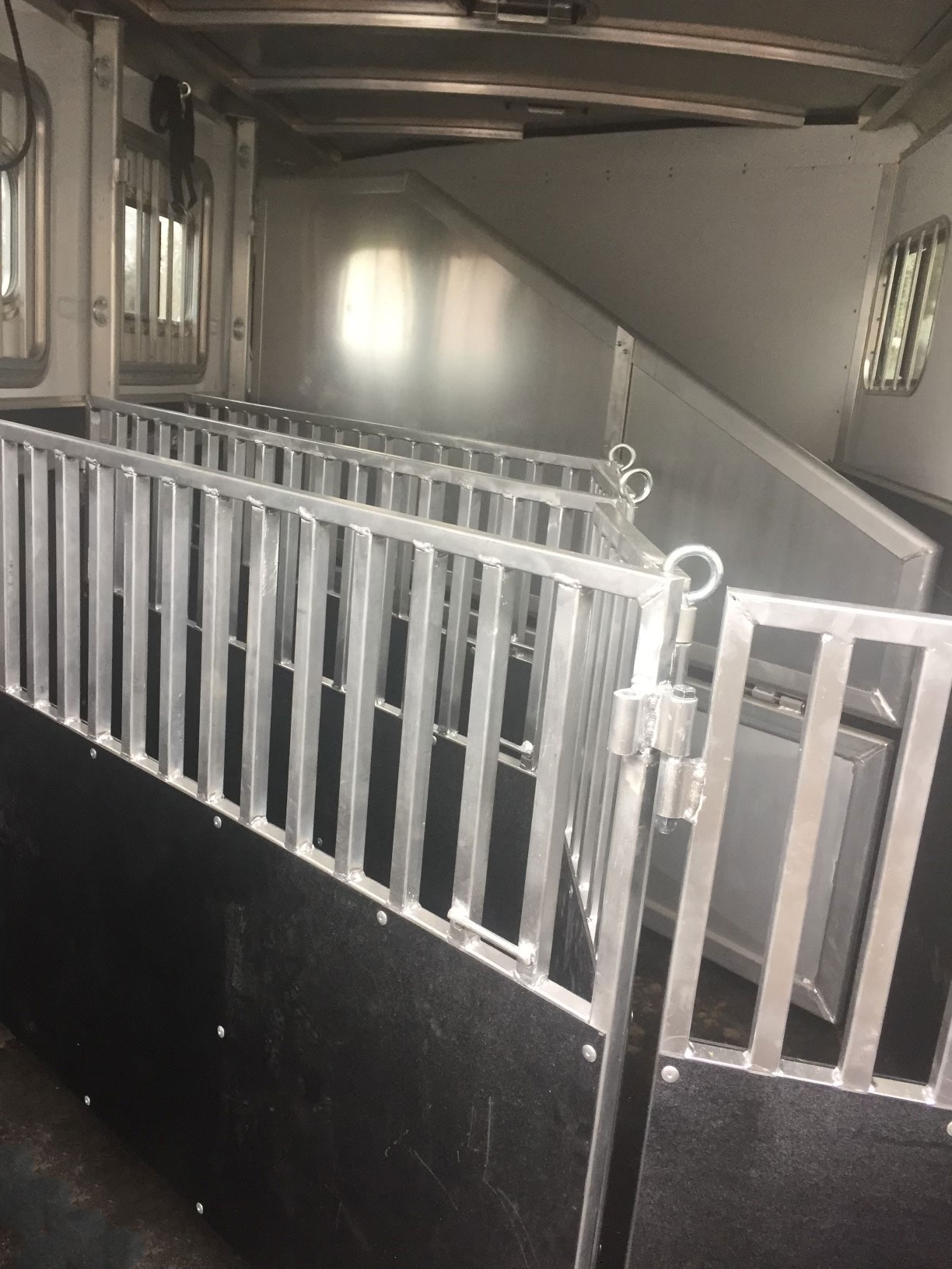 https://0201.nccdn.net/1_2/000/000/12d/69e/three_horse_hauler_interior.jpg