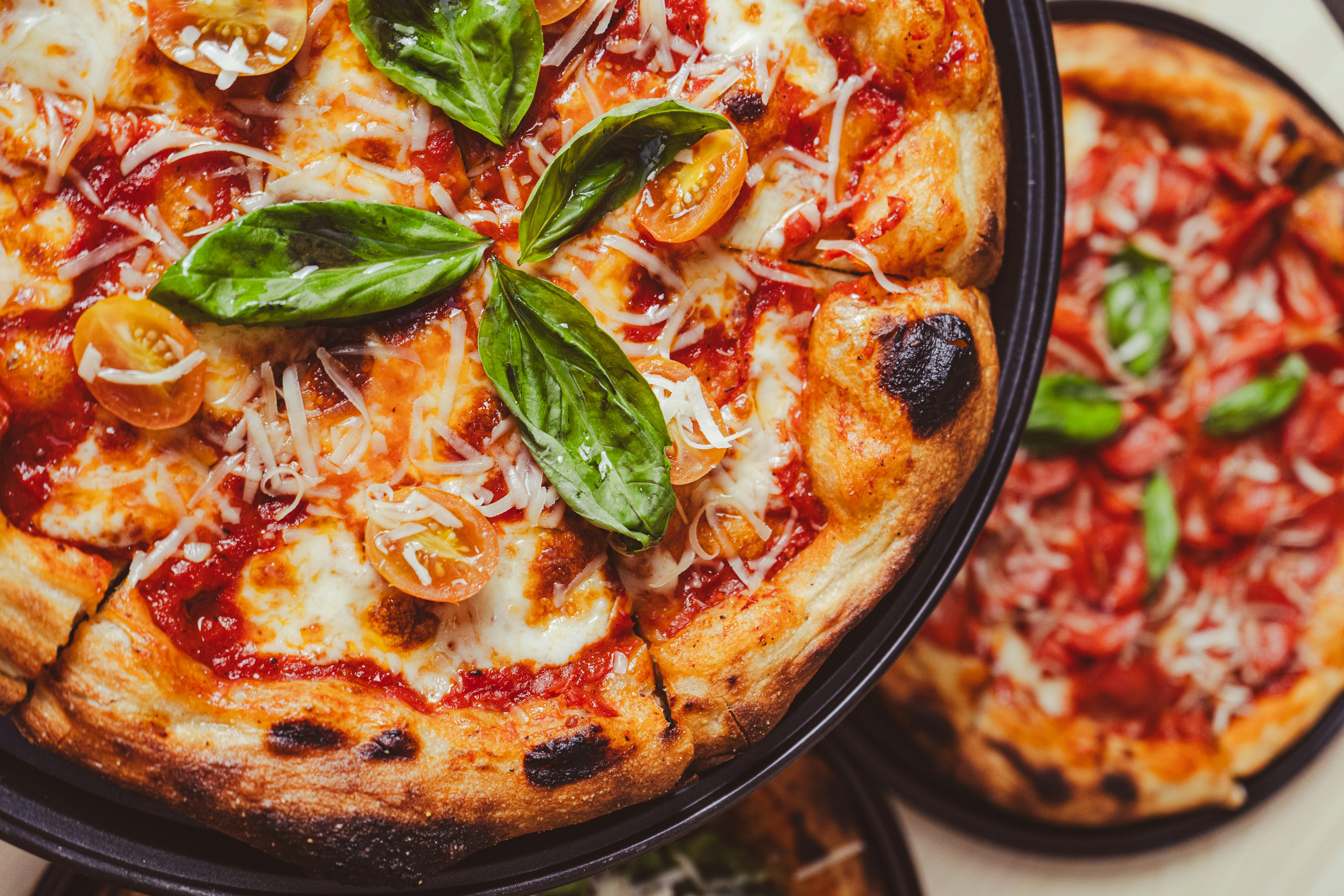 un primer plano de una pizza en un plato