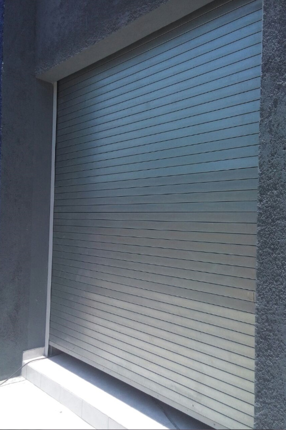 Cortina en duela plana galvanizada instalada por dentro