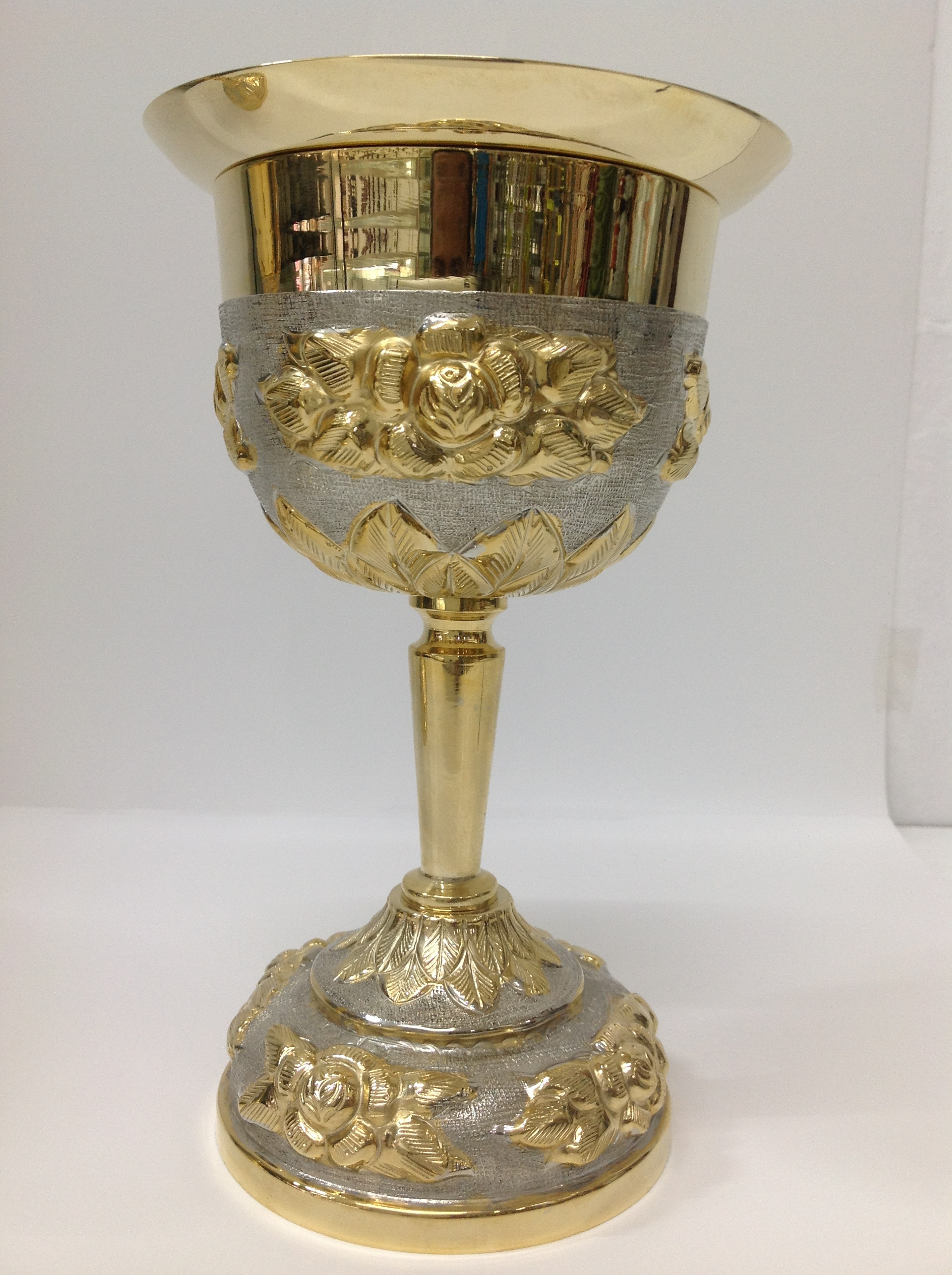 CALIZ EN CHAPA DE ORO COMBINADO EN DISEÑO DE ROSAS

preguntar por existencias.