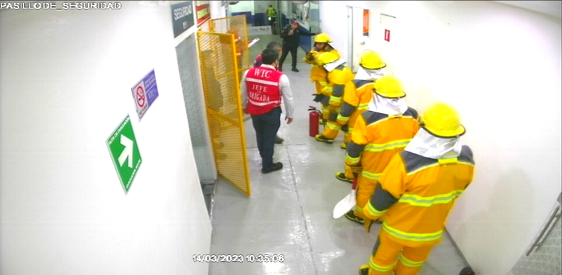 Persona con casco futurista interactuando con pantalla digital en estación de tren moderna. Persona con casco futurista interactuando con pantalla digital en estación de tren moderna.