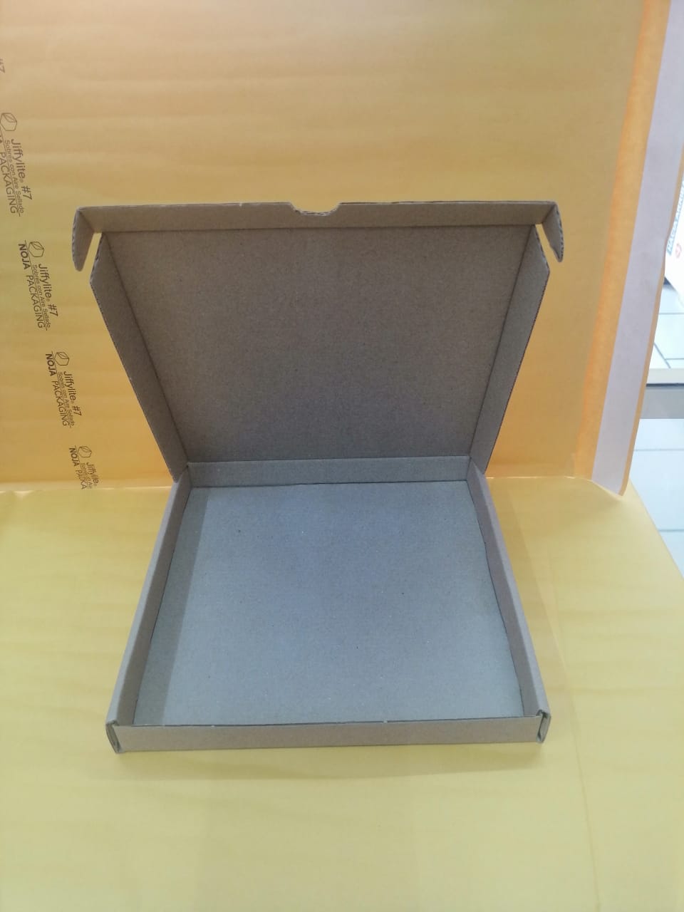 CAJA PARA JOYERIA KRAFT
MEDIDA 23X23X2.5