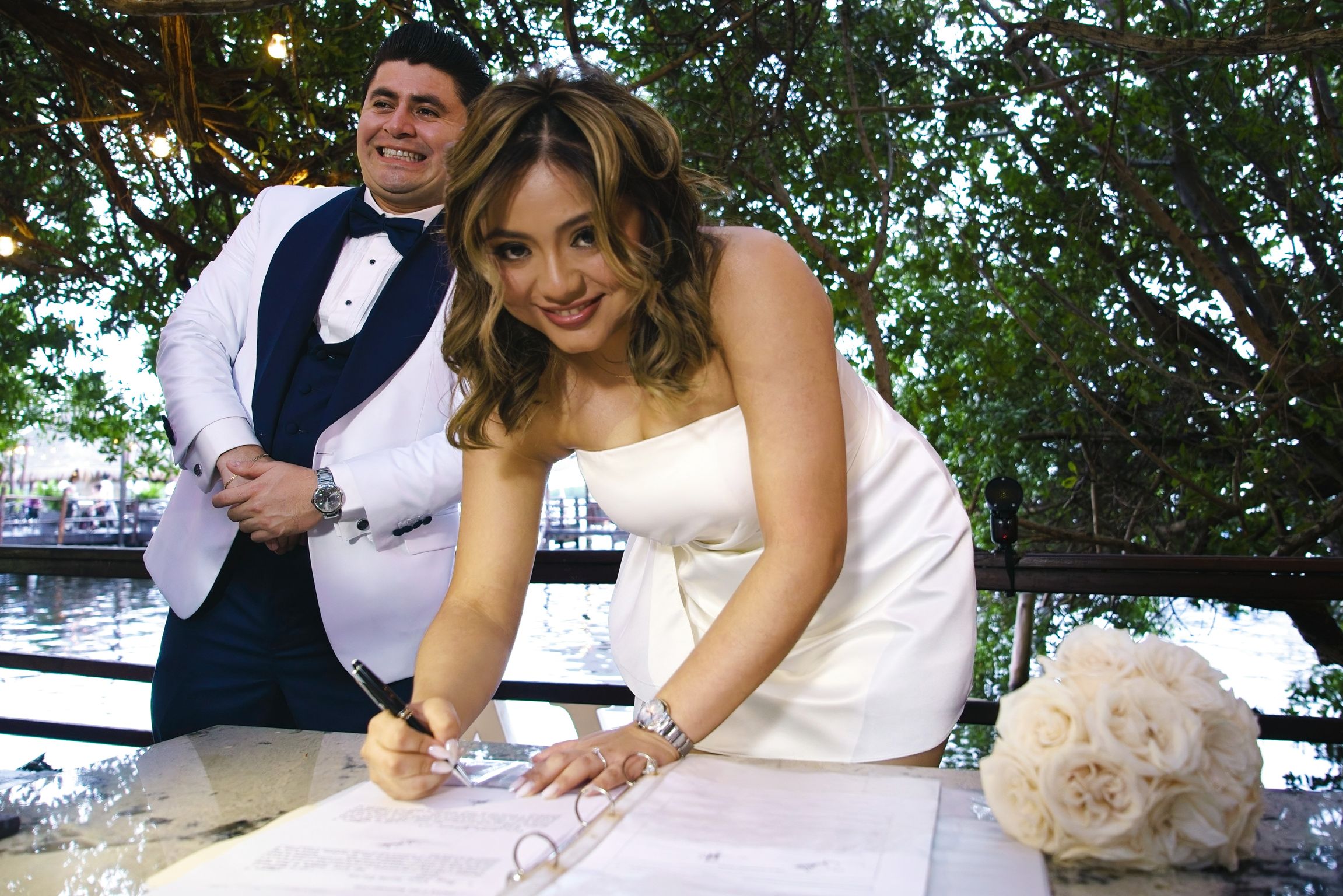 https://0201.nccdn.net/1_2/000/000/130/445/luxartifices-wedding-navios-cancun-bride-and-groom-sunset021.jpg