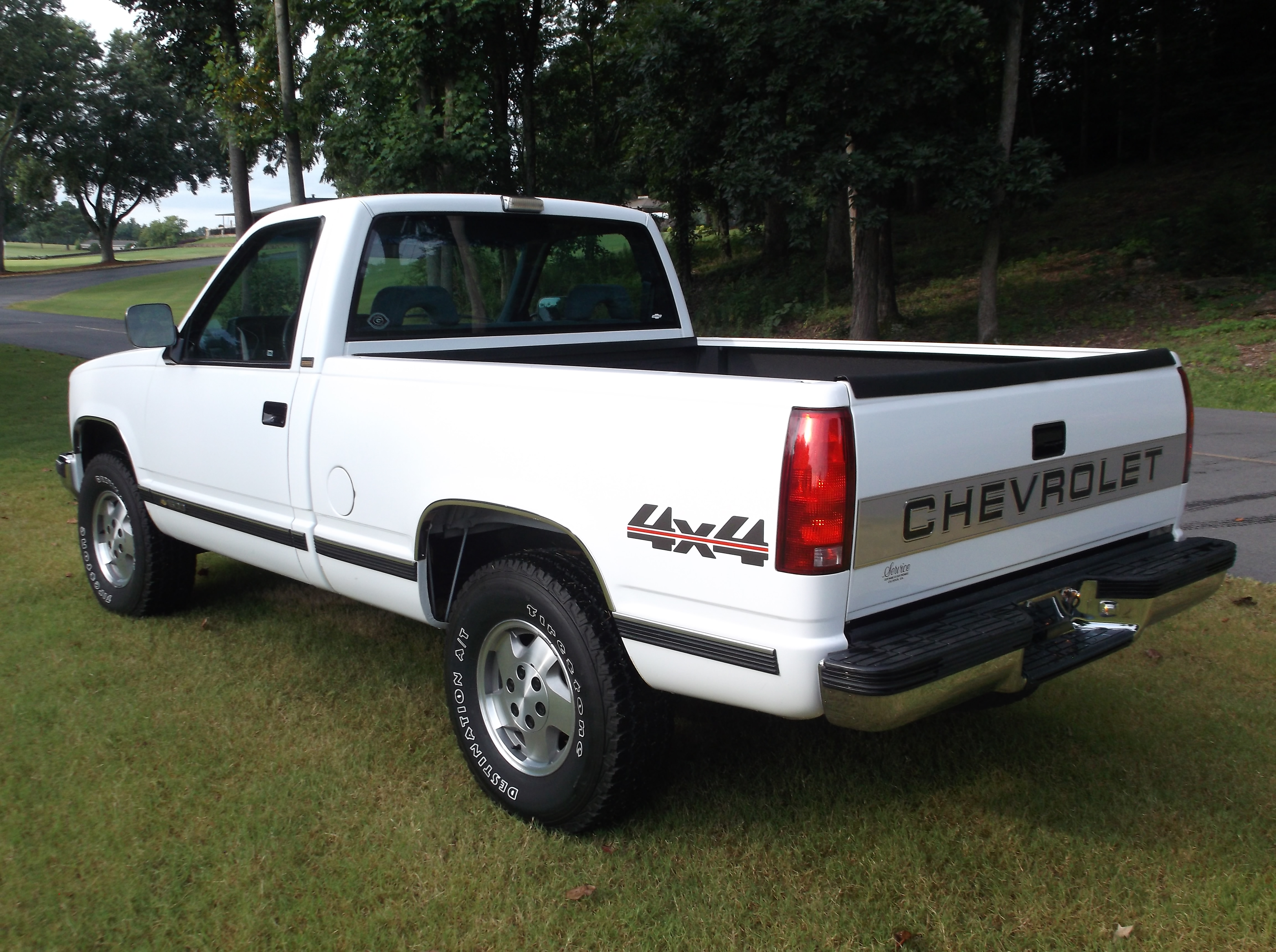 https://0201.nccdn.net/1_2/000/000/130/685/1993ChevroletSilverado4x4White_0058.JPG