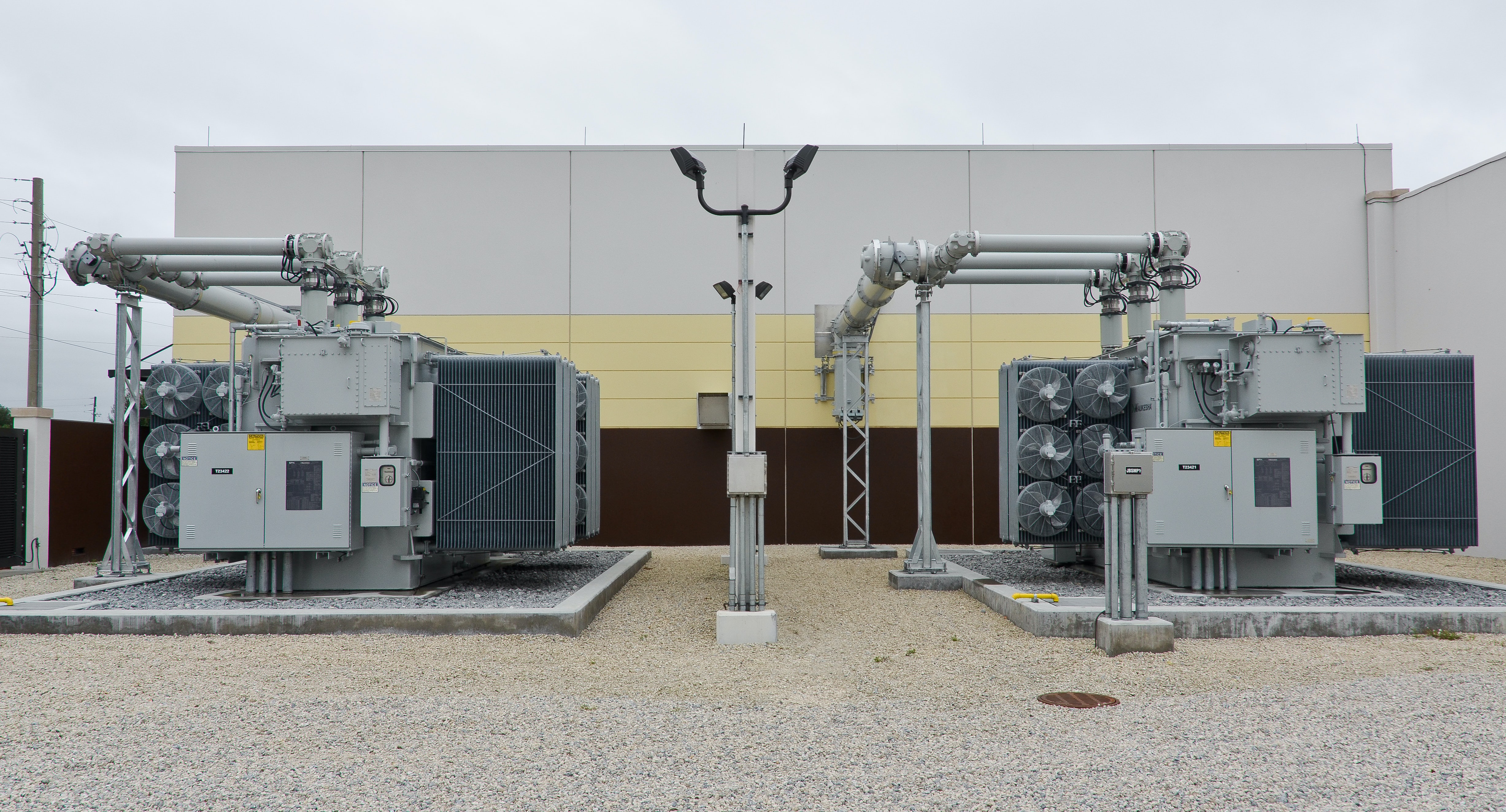 Transformadores y equipos eléctricos de alta tensión en una subestación industrial exterior