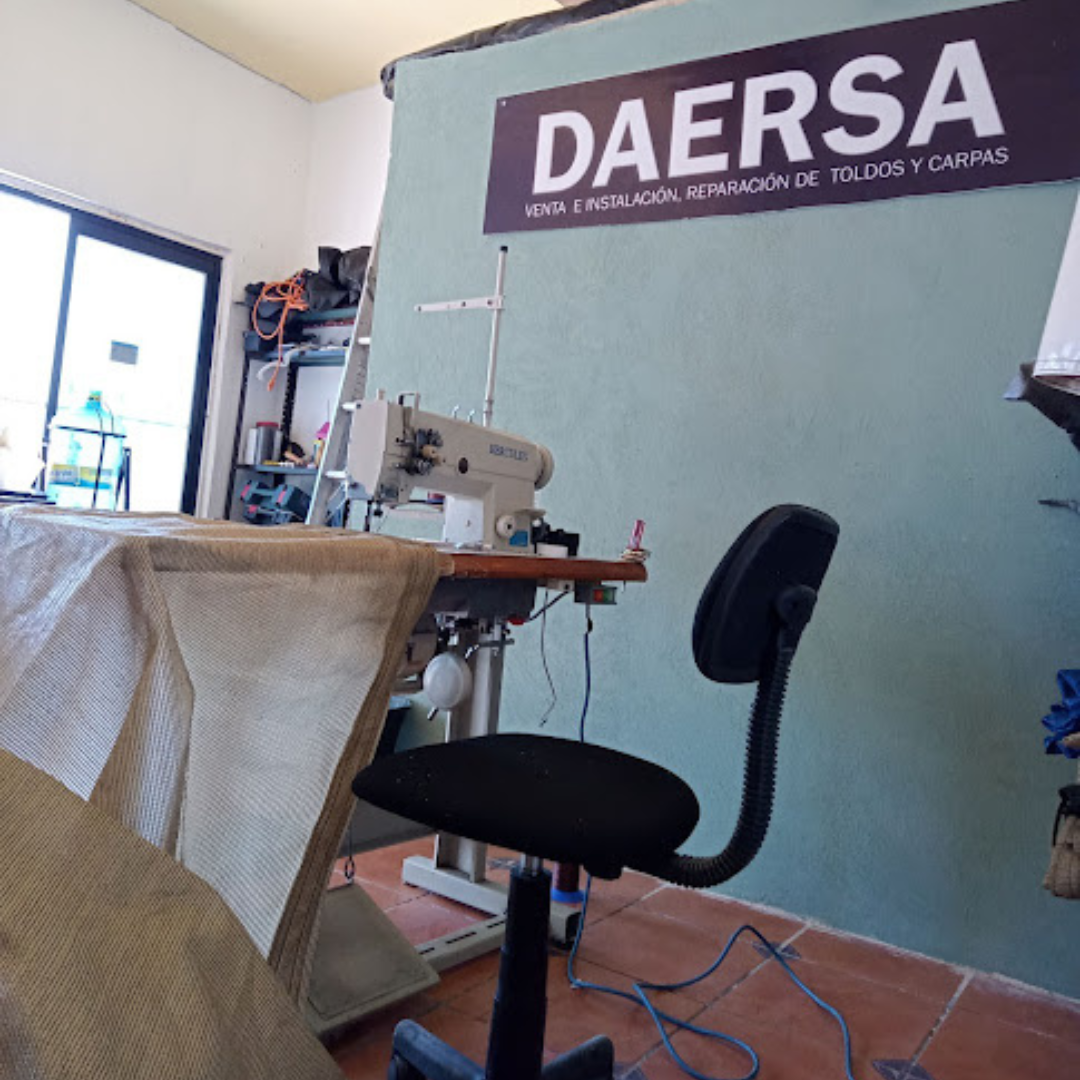 2 mujeres de pie en la orilla durante el día