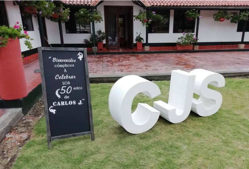 Tablero de piso Gigante 
Medidas: 
1.30 Alto x 60cm Ancho externo 
52cm Ancho Interno
Precio de alquiler $ 60.000
sin personalizar.
Costo adicional con personalizacion $110.000  