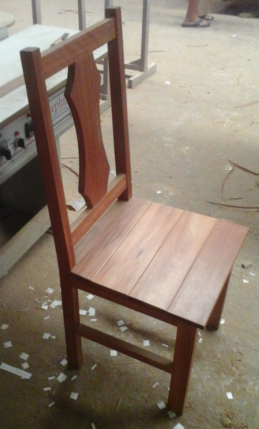 Cadeira em madeira cedro marinheiro envernizado.