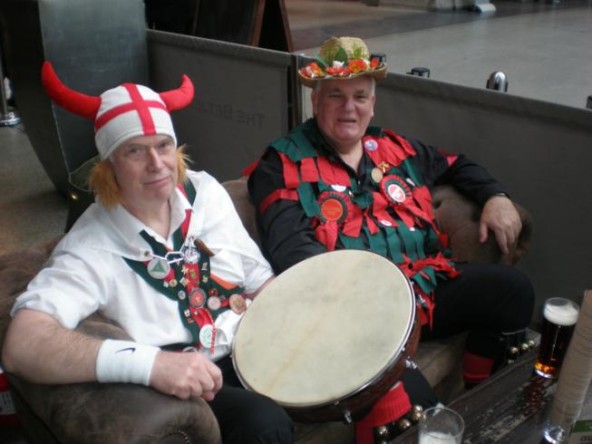 John &amp; Den relaxing - St Pancras Station March 2011