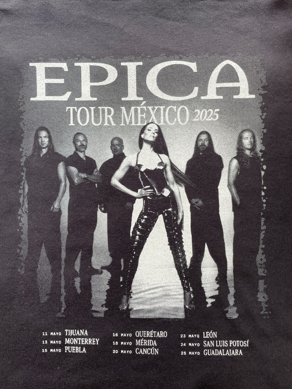Diseño de camiseta de la gira Epica Tour México 2025, con fechas y ciudades incluidas.