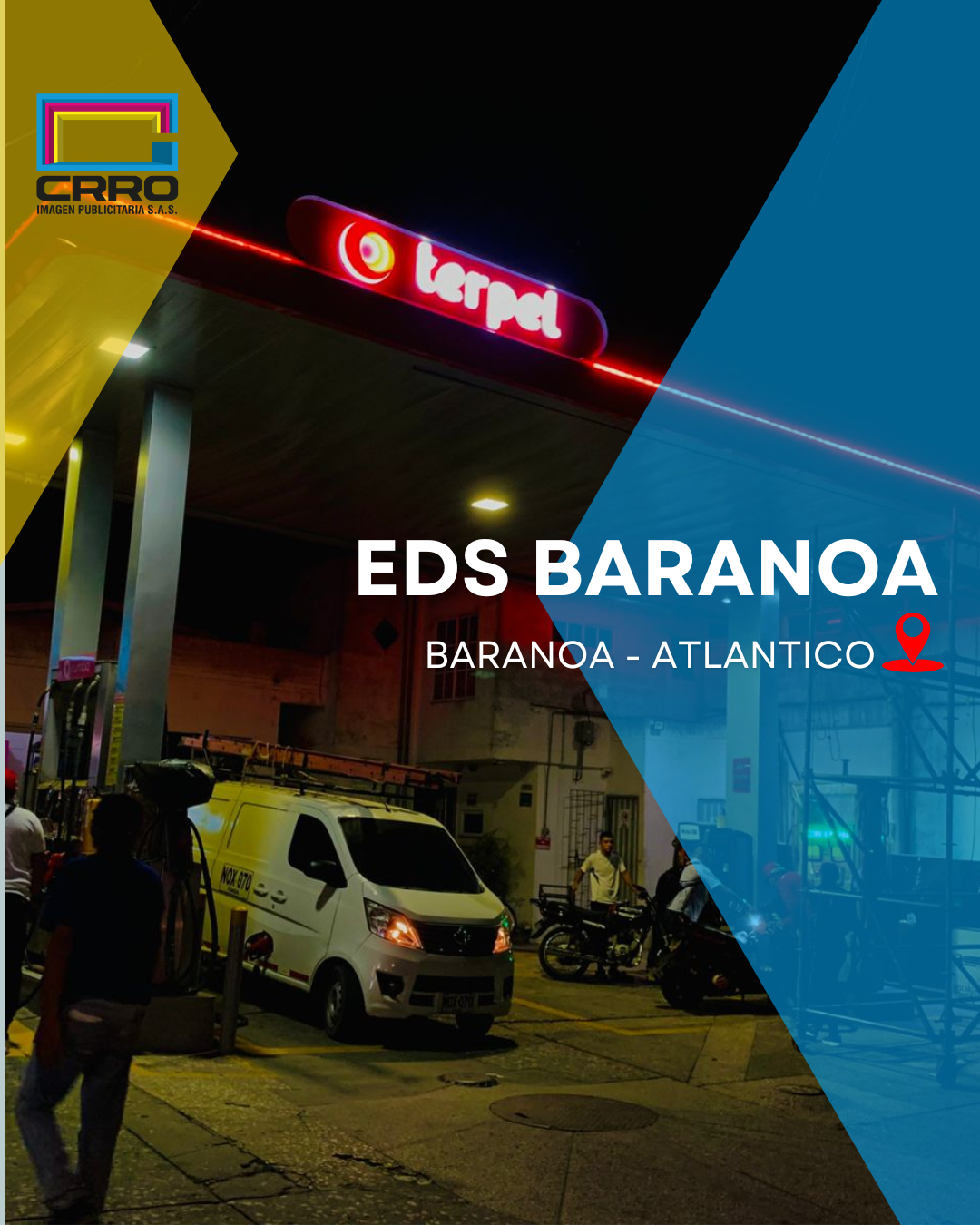 Estación de servicio Terpel en Baranoa, Atlántico, iluminada de noche con vehículos estacionados y personas presentes.