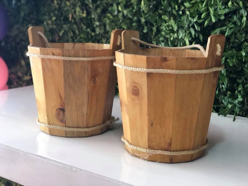 Balde de Madera
Medidas: 30cm de Altura
32cm de Diámetro
Alquiler $15.000