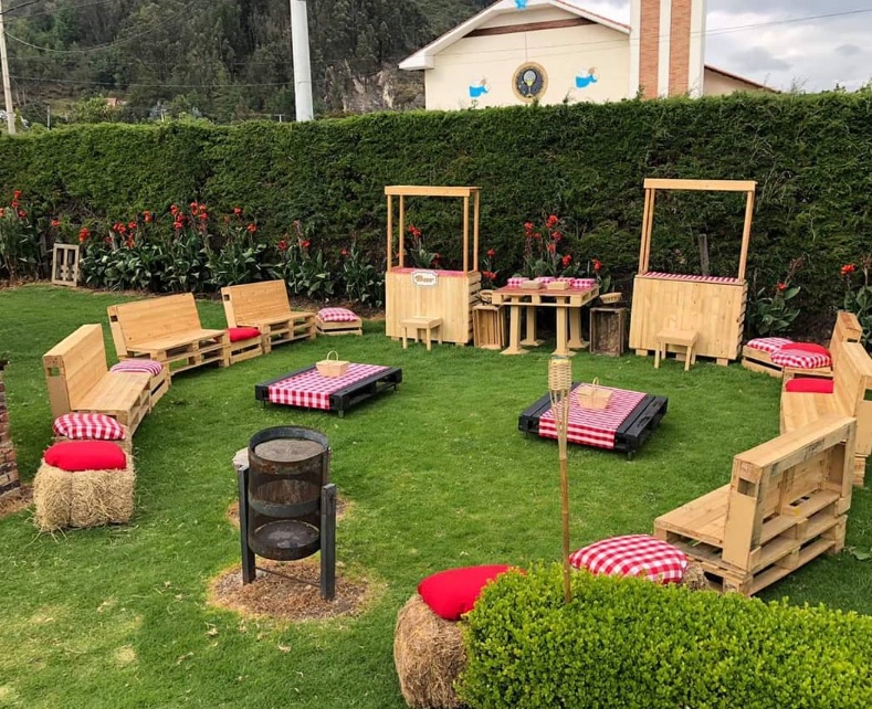 Combo de 6 sillones picnic
+ 2 mesas picnic + 10 puff
+ 2 estaciones de bebidas + bancas
+ 2 guacales + 1 mesa picnic alta
+ 2 cestas picnic
Alquiler $ 880.000