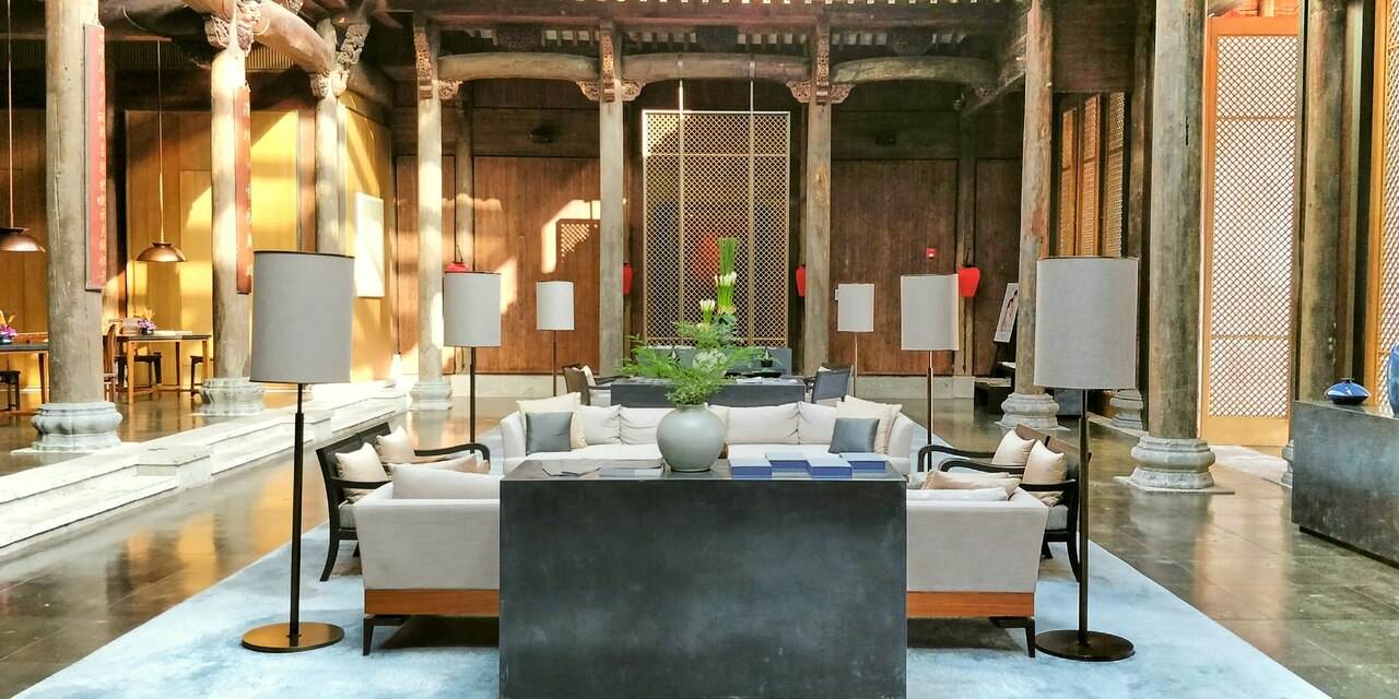 escritorio de madera blanco y negro