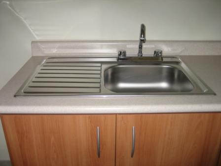 Realizar saque en cubierta. Y empotre de tarja de acero inox.