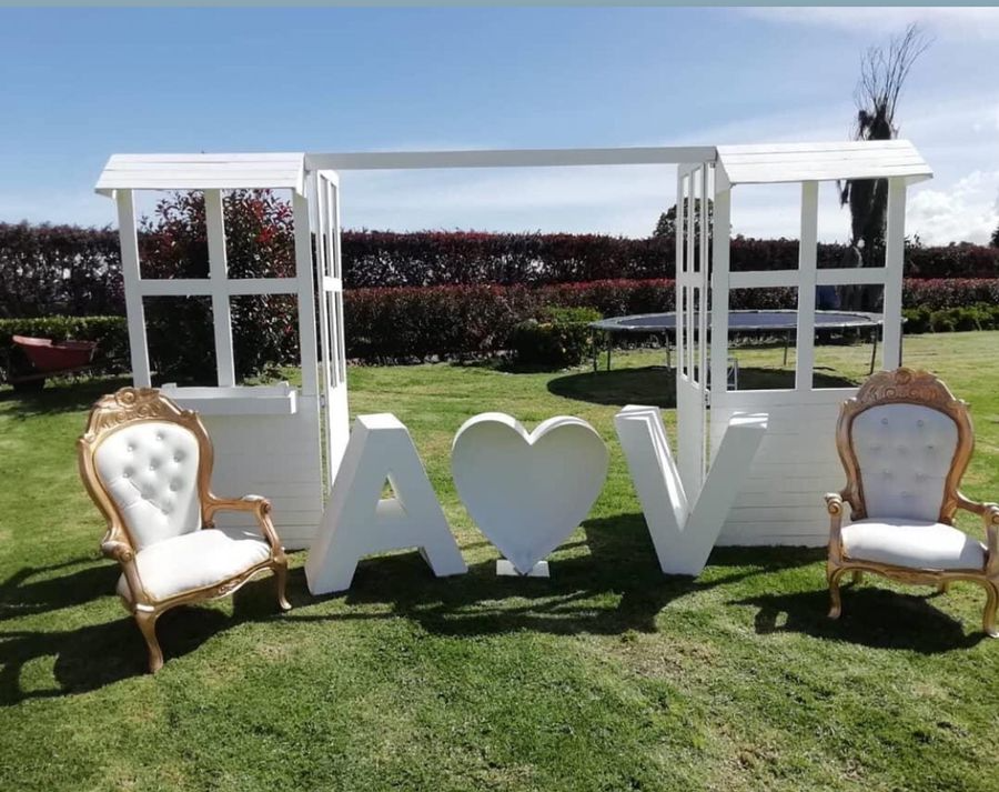 Ventanas 
Color blanco
2.20cm alto X 1 M, cada ventana
4.16cm de ancho 
Alquiler $250.000