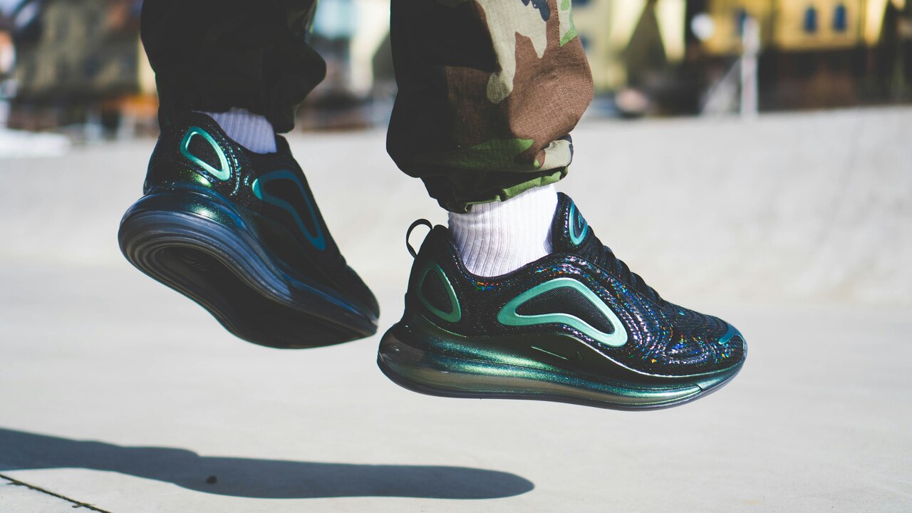 persona usando zapatos nike azules y negros