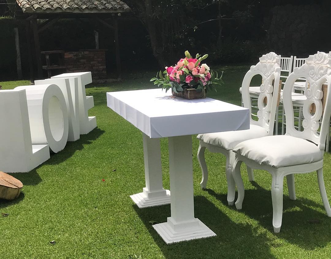Mesa tapizada Blanca
medidas
1.50mX55cm
$ 60.000