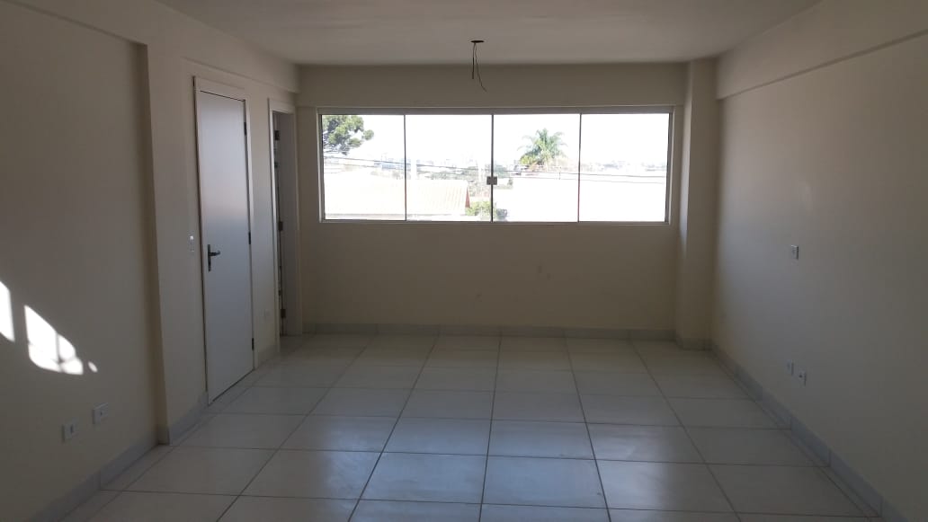 Sala (Janelas amplas,vista p/rua)