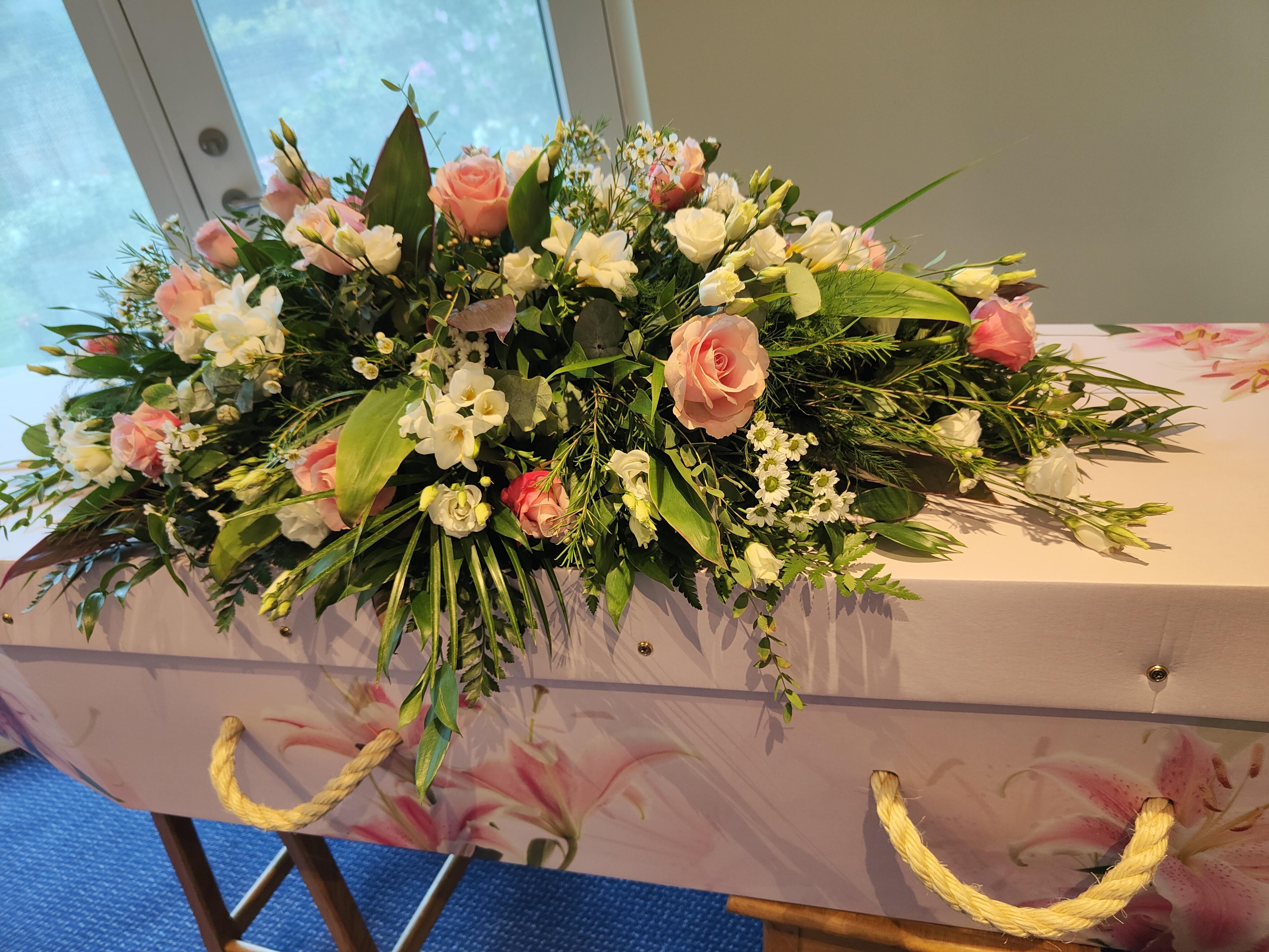 https://0201.nccdn.net/1_2/000/000/136/134/pale-pink-lilie-casket-spary.jpg