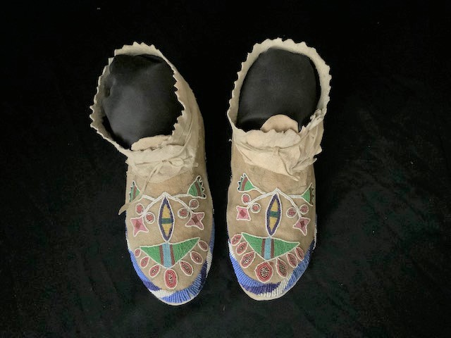 PRODUCT PROFILE:
Product No.:  #11215
Description: Blackfoot
beaded moccasins
PRODUCT NARRATIVE: 
• hard soles 
• 10” length
