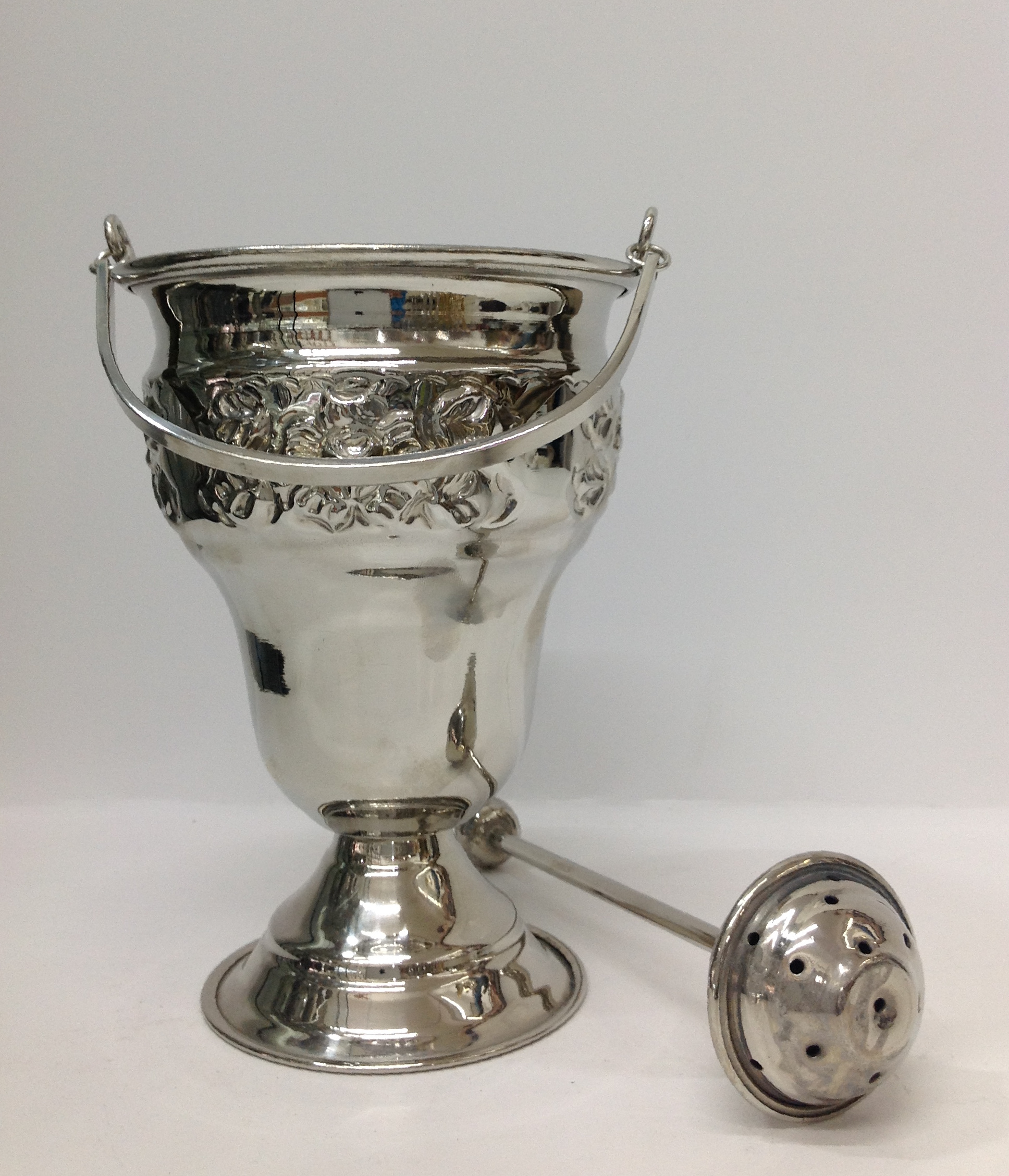 ACETRE DE LATÓN CON BAÑO DE NÍQUEL GRABADO DE FLORES Y DEPOSITO DE ALUMINIO

preguntar por existencias.