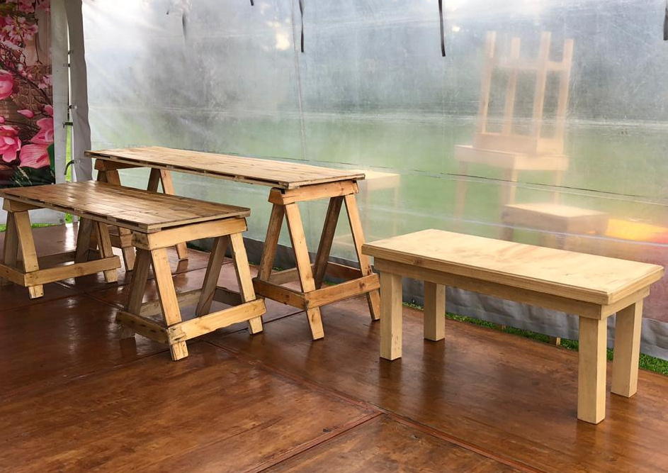 ** Doble Tipo Caballete
Caballete Pequeña
1.62Cm x 71cm Alto
62Cm Profundidad
Caballete Grande
2.15Cmx82Cm Alto
65cm Profundidad
$ 120.000