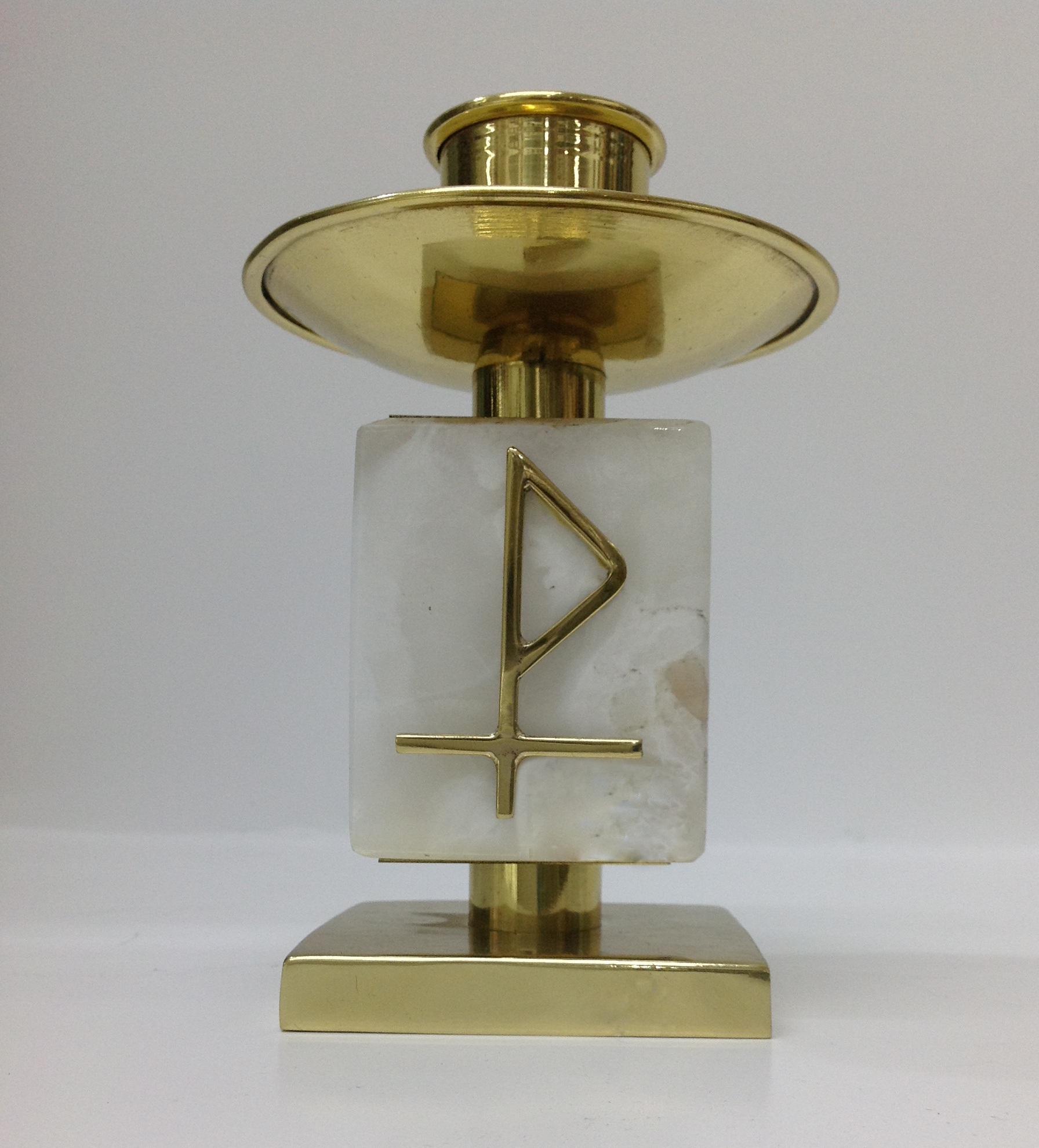 CANDELERO BASE DE ONIX Y LATON DE 2" Y 1 1/2"

preguntar por existencias.