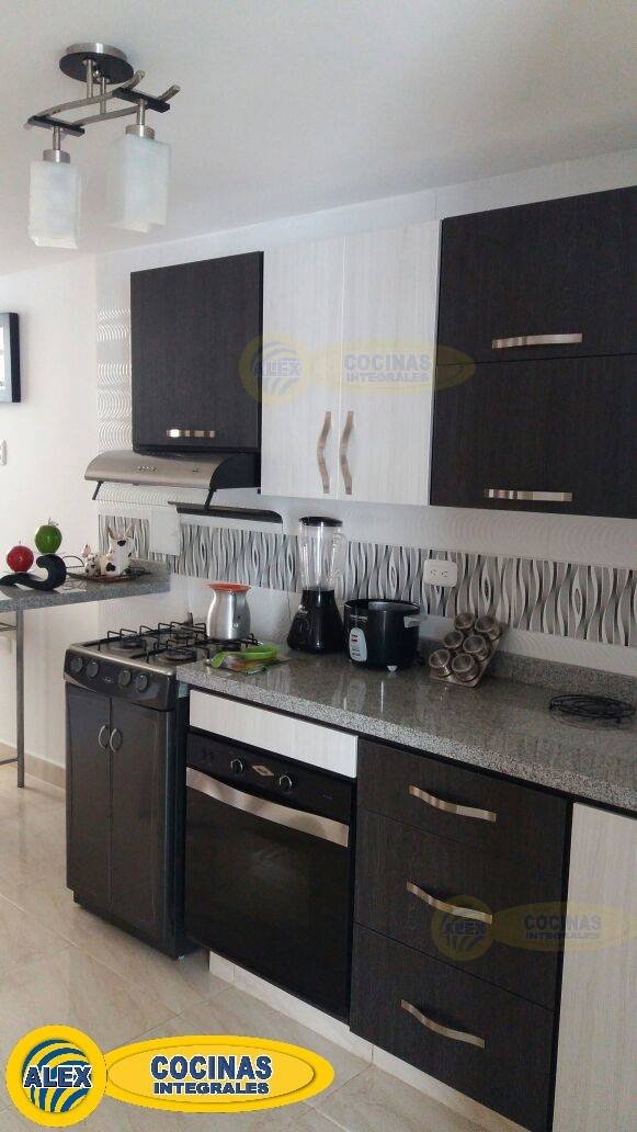 Cocina lineal en colores Volcano y Glacial con barra independiente